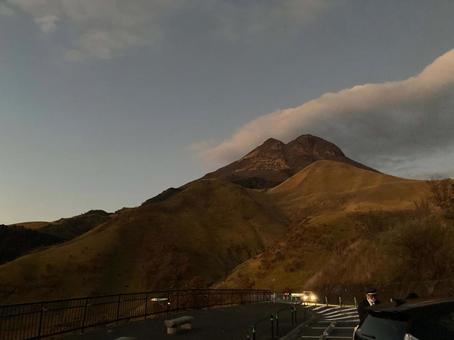 夕闇の中の由布岳 夕闇の中の由布岳 夜,夕闇,山の写真素材