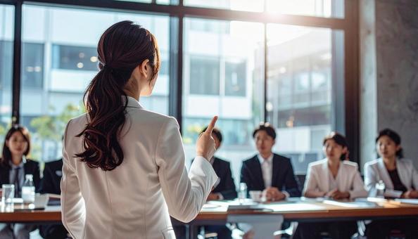 プレゼンテーションをするビジネスマンの写真