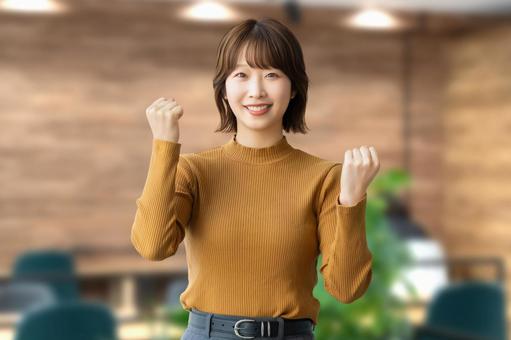 ガッツポーズをする女性・ビジネスウーマン 女性,ガッツポーズ,笑顔の写真素材