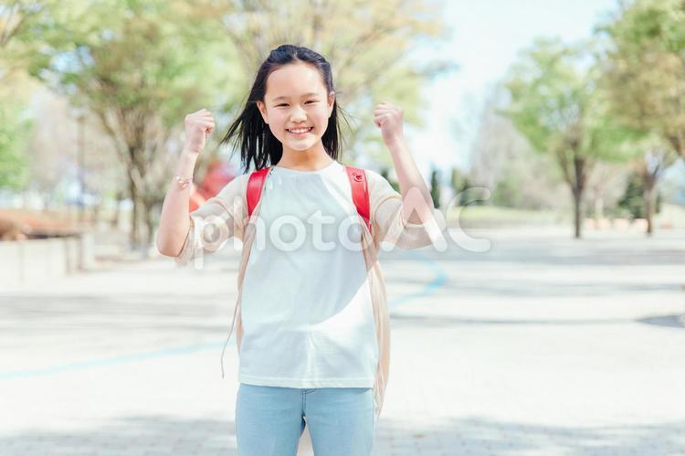 ガッツポーズをする小学生の女の子（新緑） 小学生,子供,子どもの写真素材