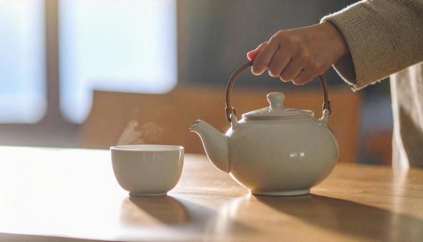 テーブルの上の急須と湯呑の写真