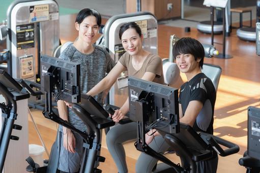 スポーツジムでトレーニングをする若い男女 スポーツジム,フィットネス,ダイエットの写真素材