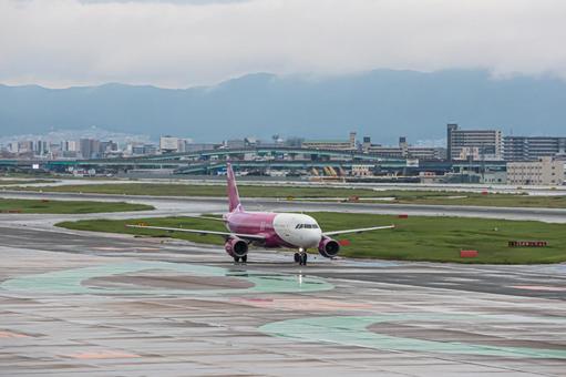 通り雨のあとに―福岡空港の静寂― 通り雨のあとに―福岡空港の静寂― 飛行機,航空機,旅客機の写真素材