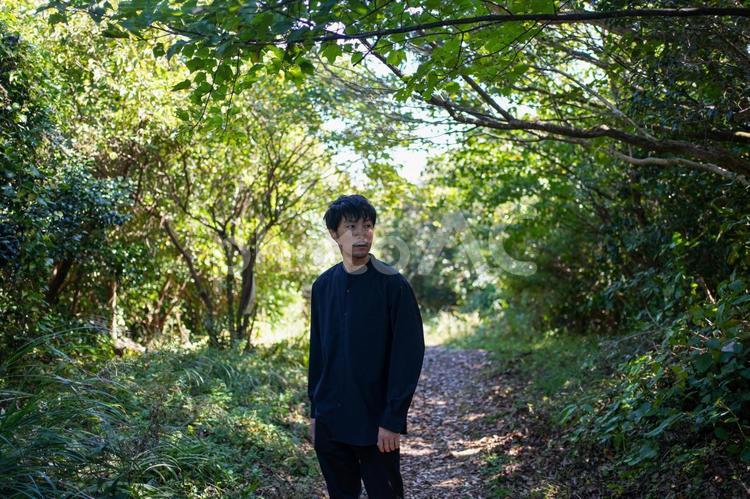 山道と森と男性 道,男性,男の写真素材