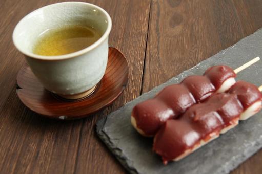 あんこ餅と緑茶の和スイーツ あんこ餅と緑茶の和スイーツ あんこ,餅,団子の写真素材