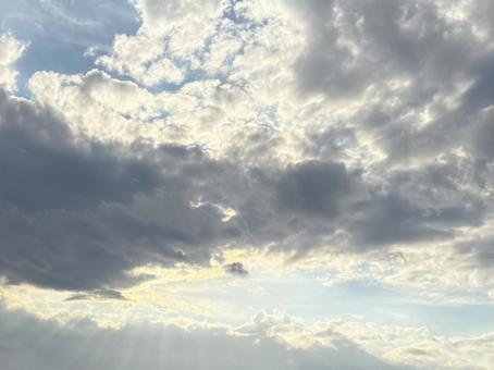 雲間から光が差し込む幻想的な空 雲間から光が差し込む幻想的な空の写真