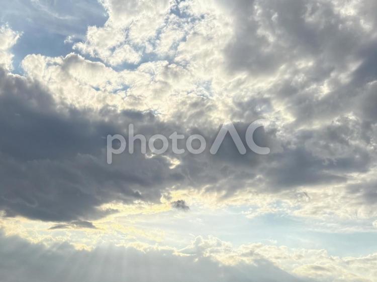 雲間から光が差し込む幻想的な空 空,雲,雲間の写真素材