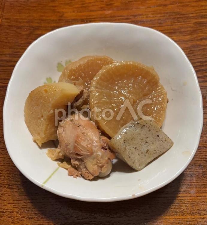 手羽元と大根と長芋と蒟蒻の煮物の取り皿 夕食,煮物,手羽元の写真素材