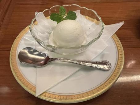 ミントを添えたミルクアイス アイスクリーム,アイス,ミルクアイスの写真素材