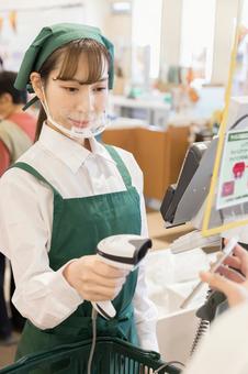スーパーでの会計 クイックペイ スーパーでの会計 クイックペイ スーパー,女性,日本人の写真素材