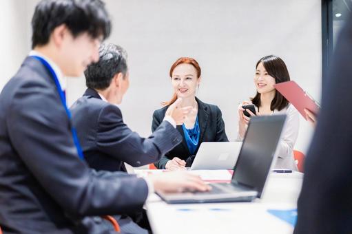 国際会議で通訳をする女性 チーム,男性,pcの写真素材