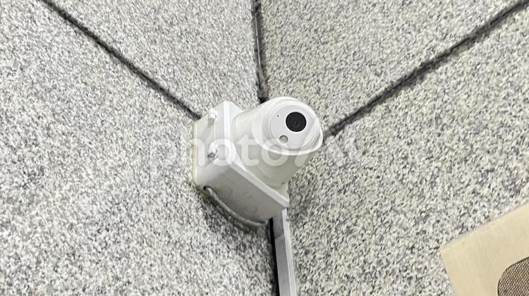 壁隅につけられた小型監視カメラ　防犯 監視カメラ,防犯カメラ,防犯の写真素材