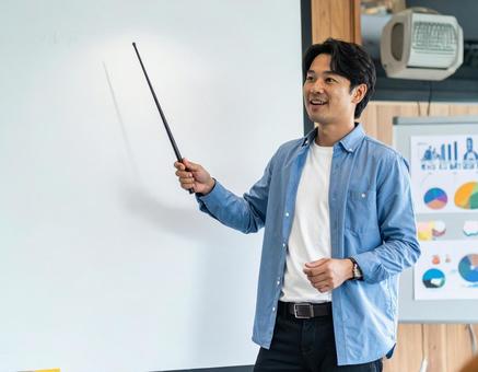 セミナー講師として話す日本人男性 セミナー講師として話す日本人男性の写真