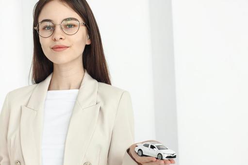 女性スタッフと手のひらの模型 保険業,事務職,接客業の写真素材