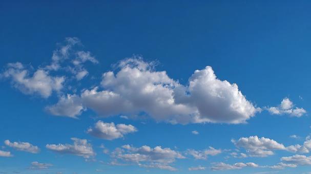 夏の晴れた日に広がる雄大な青空 夏の晴れた日に広がる雄大な青空の写真