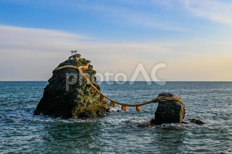 夫婦岩と自然風景 三重県伊勢市 夫婦岩,青空,夫婦石の写真素材