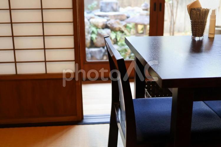 趣のある古民家カフェの机と椅子と庭 京都,古民家,カフェの写真素材