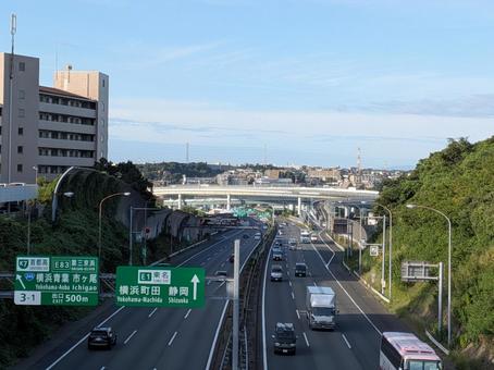 秋分の日前の朝の横浜青葉インター付近 東名高速道路,横浜青葉インターチェンジ,横浜青葉ジャンクションの写真素材