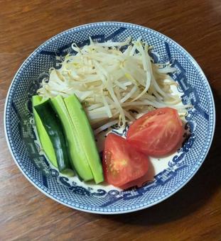 もやしレンチンに胡瓜の糠漬けとトマト もやしレンチンに胡瓜の糠漬けとトマトの写真