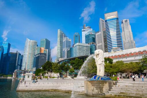 シンガポール マーライオン像と高層ビル群 シンガポール共和国,東南アジア,シンガポールの写真素材