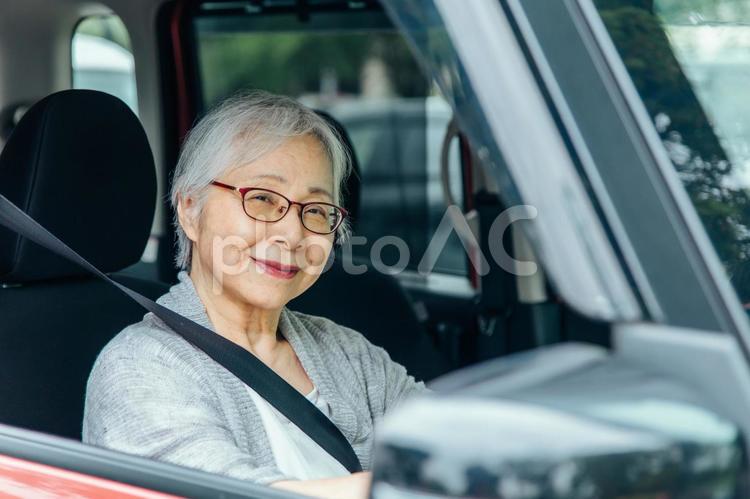 自動車の運転をする高齢者女性（笑顔） 高齢者,ドライブ,旅行の写真素材