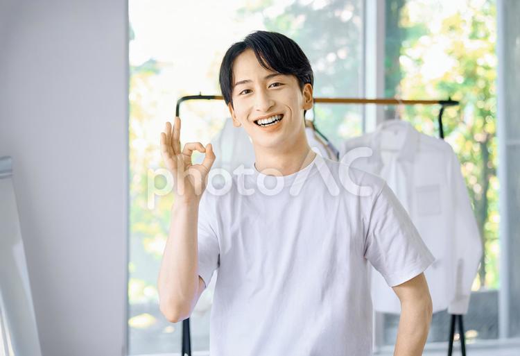okサインをする若い男性　リビング 男性,okサイン,リビングの写真素材