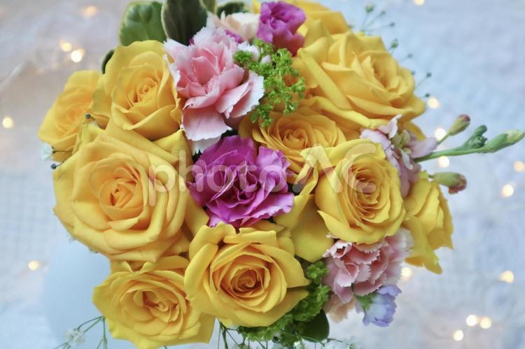 華やかなバラのブーケとフェアリーライト バラ,花,花束の写真素材