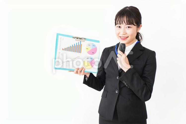 プレゼンテーションをするビジネスウーマン プレゼンテーション,営業,グラフの写真素材