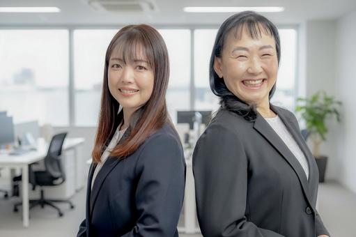 ビジネスウーマンとオフィス ビジネスウーマンとオフィス 女性,同僚,ビジネスウーマンの写真素材