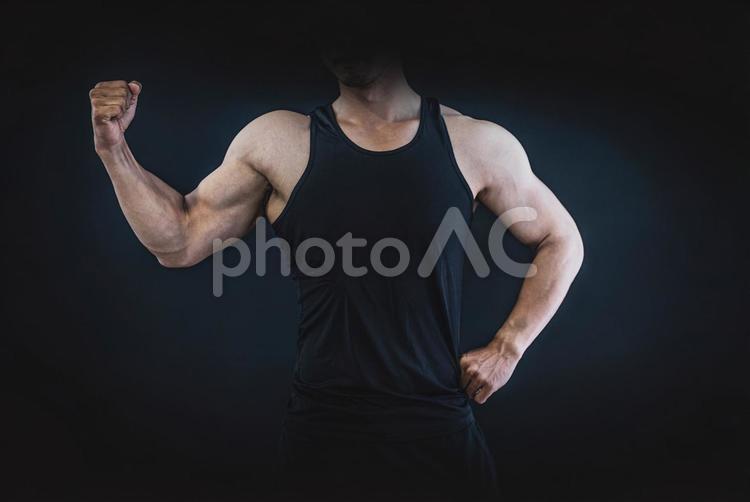 腕の筋肉を鍛える男性 筋肉,腕,マッチョの写真素材