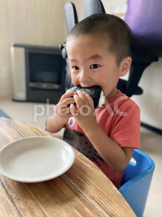 おにぎりを頬張る子ども 子ども,食べる,おにぎりの写真素材