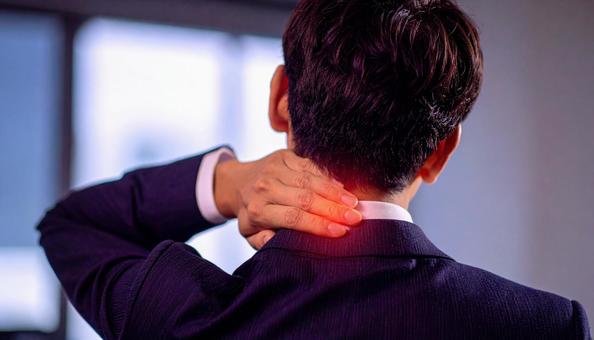 寝違えて首痛に苦しむ男性 寝違えて首痛に苦しむ男性の写真