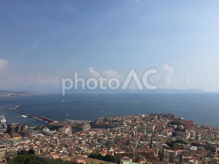 イタリア　ナポリの町並みと夏の地中海 ナポリ,イタリア,町並みの写真素材