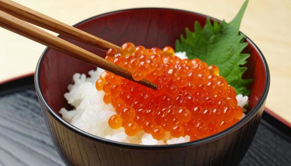 ご飯にイクラをたっぷりのせて食べる ご飯にイクラをたっぷりのせて食べるの写真