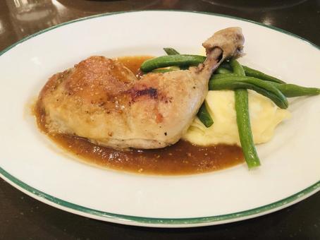 鶏モモ肉のコンフィ マッシュポテト添え 鶏モモ肉のコンフィ マッシュポテト添えの写真