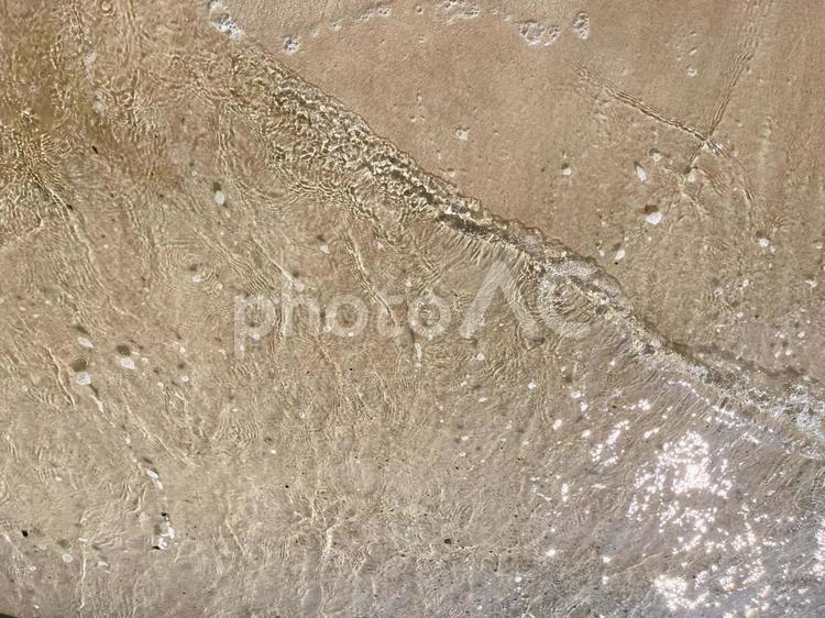 白い砂浜の水面　照り返し　光　波紋　背景 波紋,背景,海の写真素材