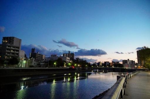 広島市と天満川の夕暮れ 広島市と天満川の夕暮れの写真