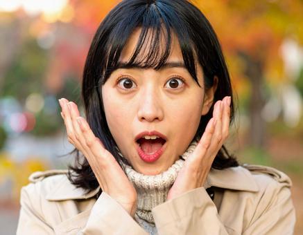 驚いた表情を見せる若い女性 驚いた表情を見せる若い女性の写真