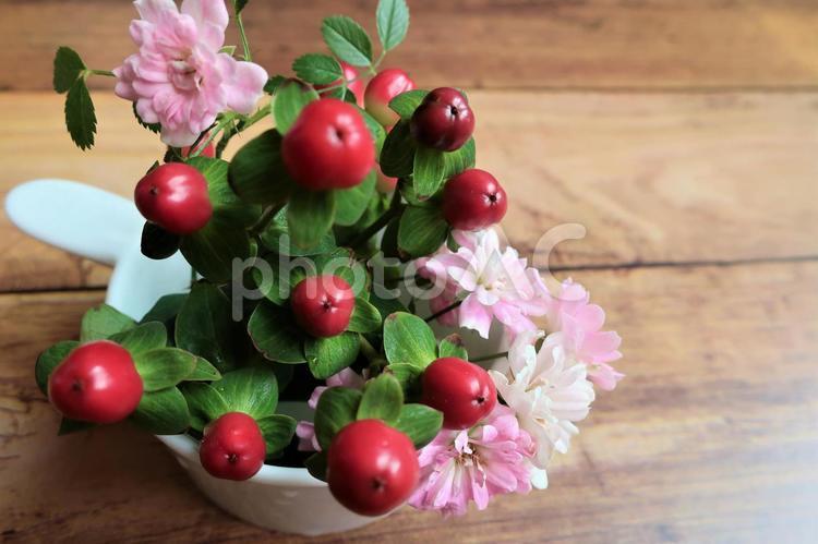 ヒペリカムとミニ薔薇 ミニ薔薇,バラ,ミニバラの写真素材