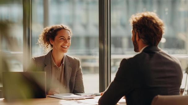 オフィスで行われる就職面接の風景の写真