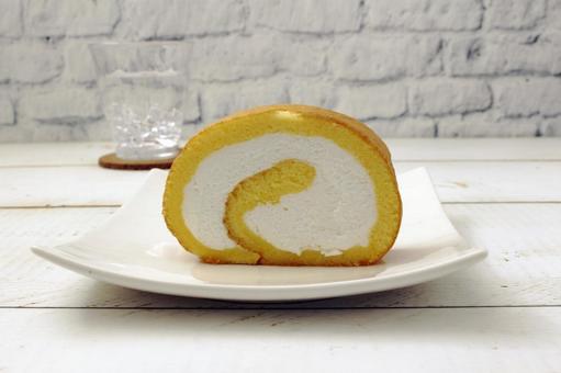 クリームたっぷりロールケーキ クリームたっぷりロールケーキ ロールケーキ,クリーム,スイーツの写真素材