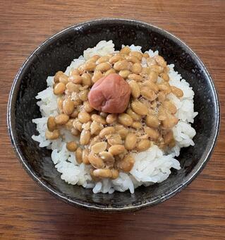 あきたこまち新米に納豆としそ梅の茶碗飯 茶碗飯,朝食,新米の写真素材