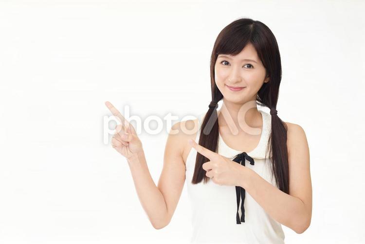 指さす笑顔の女性 女性,笑顔,微笑むの写真素材
