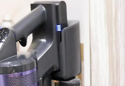 コードレス掃除機充電中 コードレス掃除機充電中 掃除機,コードレス掃除機,充電の写真素材