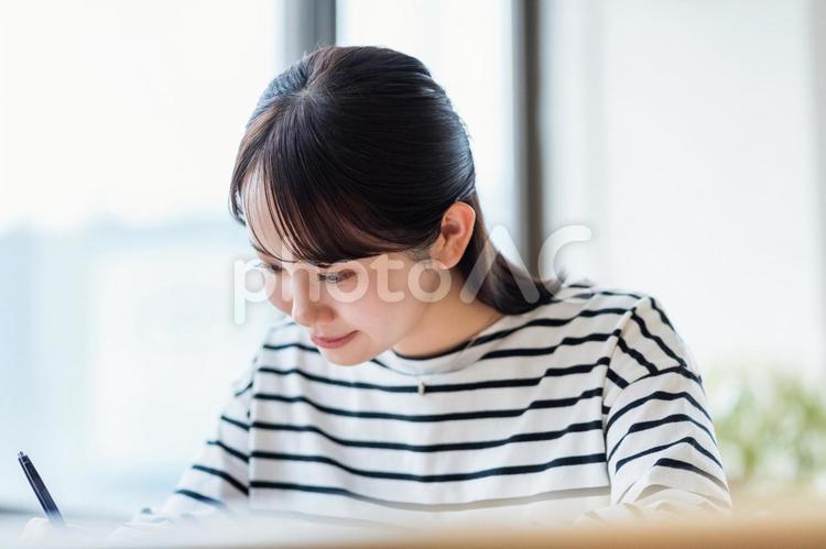 勉強をする学生の女性。 女性,女子,大学生の写真素材