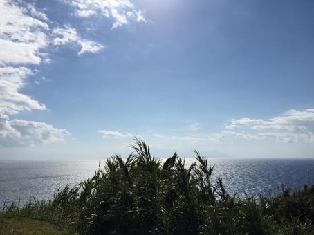 薩摩硫黄島の高台から望む空と海 薩摩硫黄島の高台から望む空と海の写真