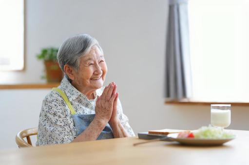 嬉しそうないただきますのポーズの女性 女性,いただきます,ポーズの写真素材