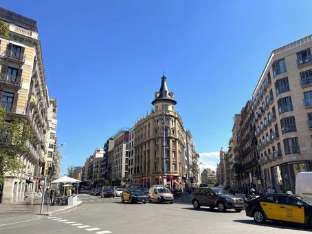 大学からカタルーニャ広場方向を望む 大学からカタルーニャ広場方向を望む バルセロナ,スペイン,カタルーニャの写真素材