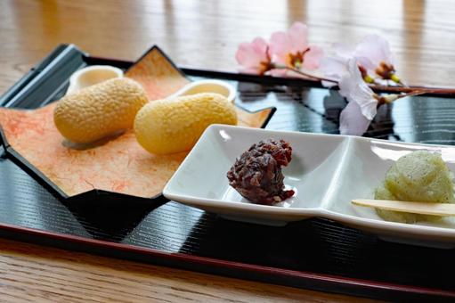 繭最中と桜の花 繭最中と桜の花 もなか,和スイーツ,和菓子の写真素材