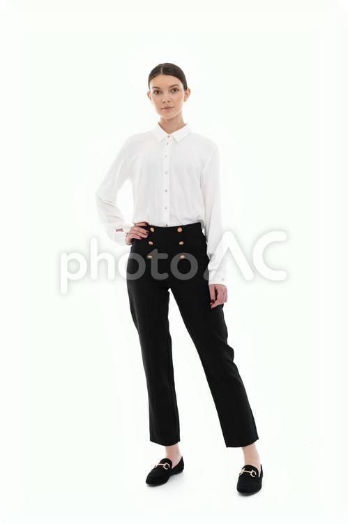 腰に手を当てるお団子ヘアの女性 女性,腰に手,真顔の写真素材